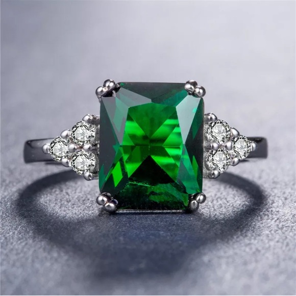 Gorgeous 925 Silver Princess Cut Emerald Ring - Picture 2 of 4